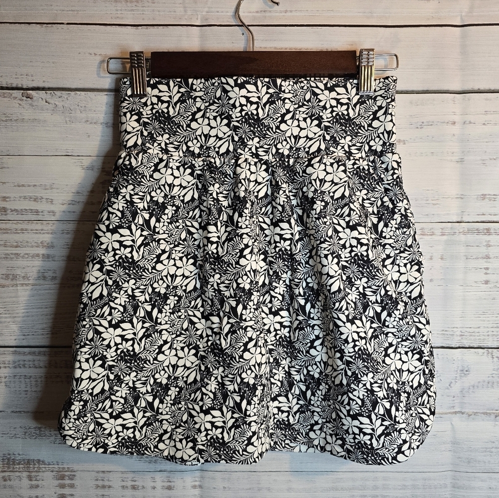New The Gym People Black And‎ White Floral Womans Size Small Skort With Pockets